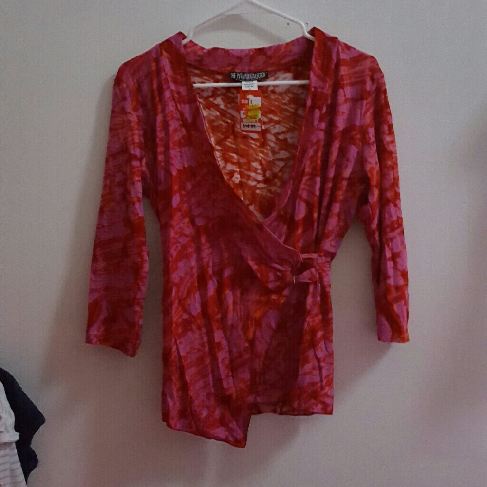 The Pyramid Collection red/pink wrap top Small